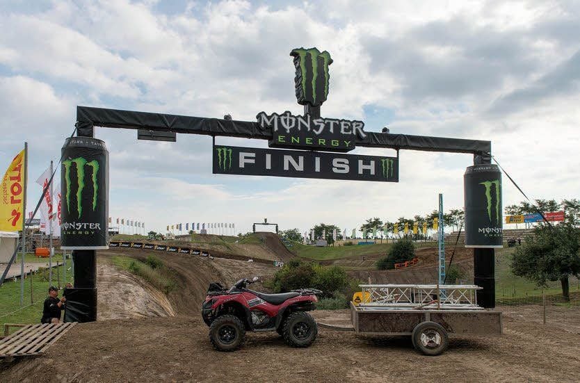 Aufbauarbeiten am Ziel der Motocross-Strecke