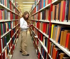 Umgeben von Büchern - Absolventen des Philosophiestudiums stehen vor demselben Problem wie die meisten Geisteswissenschaftler: Sie scheinen auf den ersten Blick für keinen bestimmten Beruf ausgebildet zu sein. (Foto: dpa)