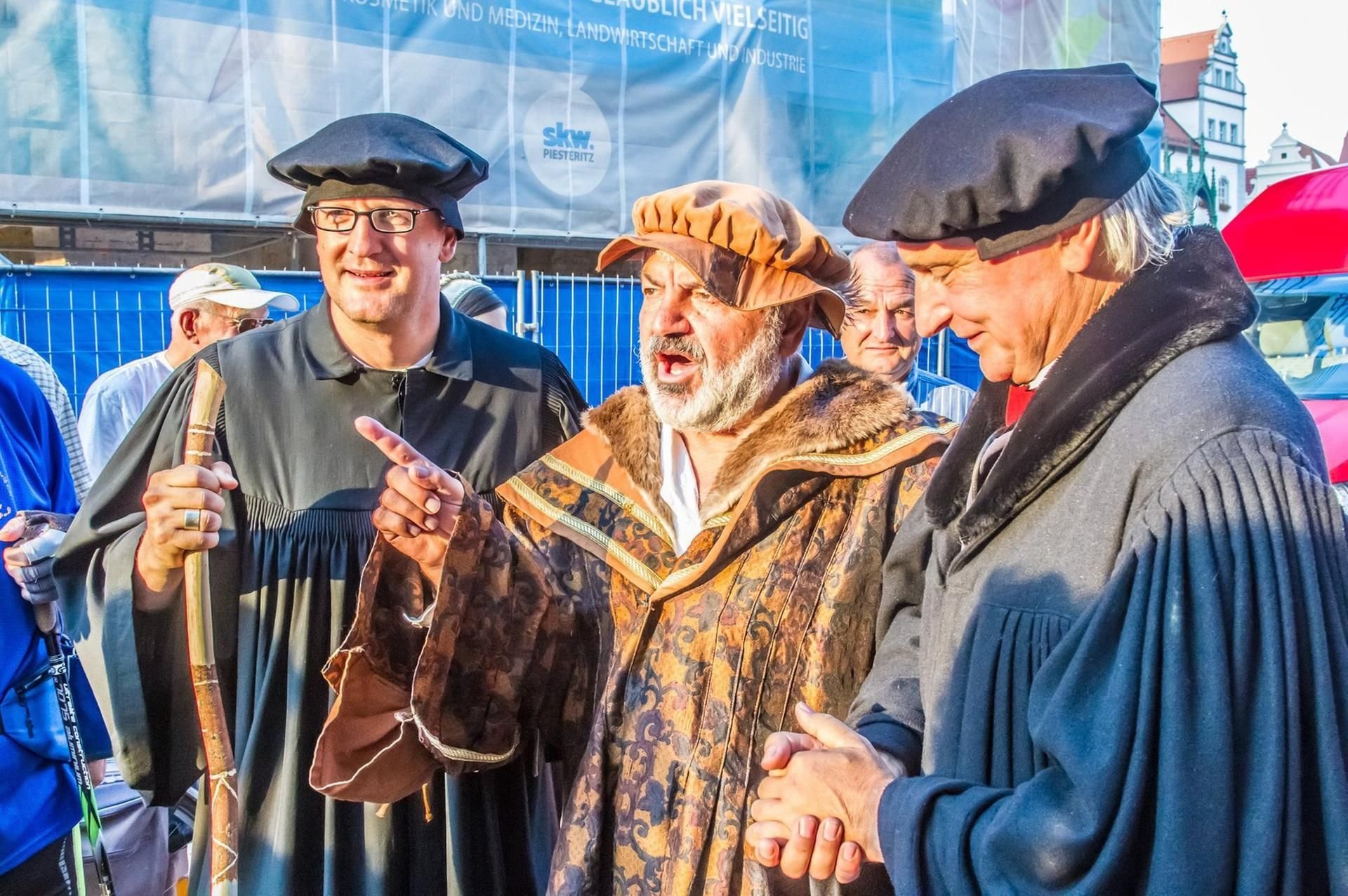 Stadtführer Rudolf Kaufhold - hier eingerahmt von Oberbürgermeister Torsten Zugehör und Dauer-Luther Bernhard Naumann - ist sauer wegen der "Lizenzgebühr", die von der Stiftung Luthergedenkstätten für Stadtführer erhoben wird.