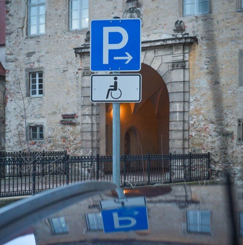 Um solche Behindertenparkplätze wie hier am Schloss in Köthen nutzen zu können, ist eine Sondergenehmigung erforderlich.