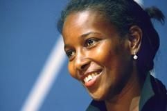 Die aus Somalia stammende Islamkritikerin Ayaan Hirsi Ali lächelt am Sonntag (1. Oktober 2006) in Kassel bei der Verleihung des Bürgerpreises «Glas der Vernunft». (Foto: dpa)