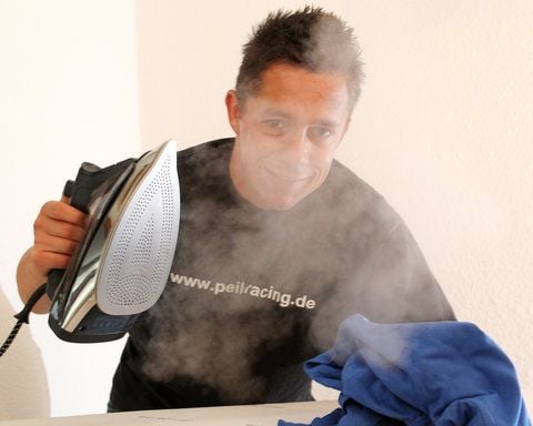 Der junge Offizier Daniel Peetz bügelt am 08.06.2010 riesige Wäscheberge in seiner Rheinberger Wohnung. (FOTO: DPA)