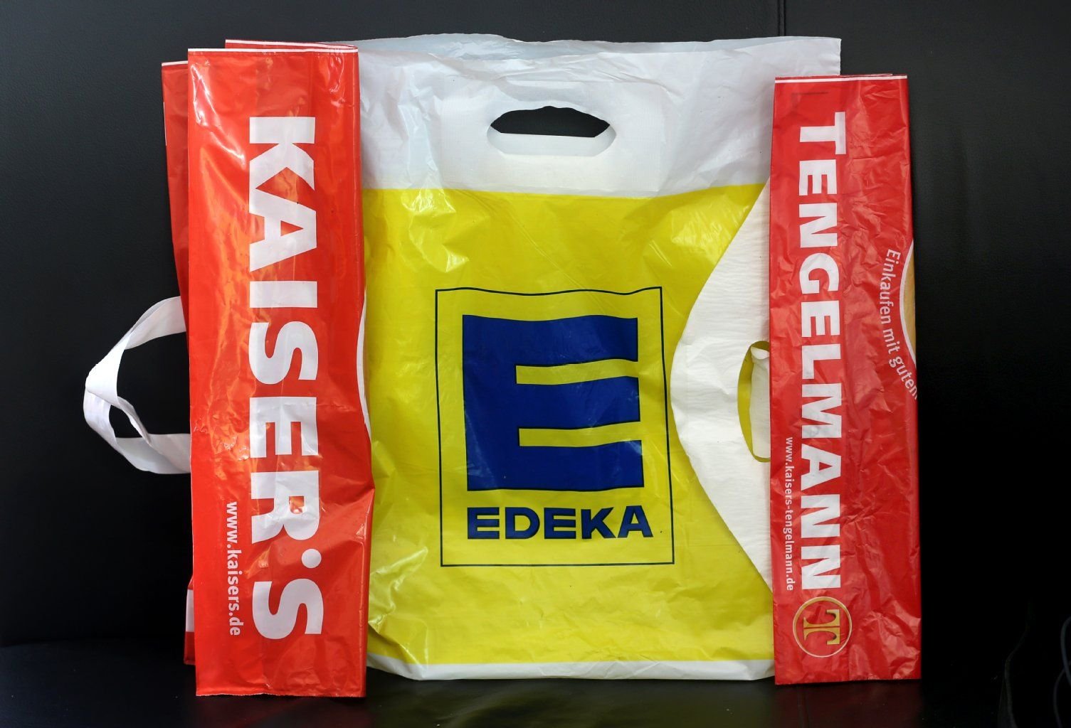Deutschlands größter Lebensmittelhändler Edeka stößt bei seinen Plänen zur Übernahme des Konkurrenten Kaiser's Tengelmann weiter auf heftigen Widerstand.
