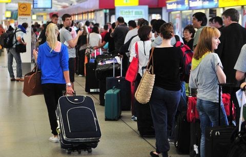 Passagiere warten an einem Lufthansa-Schalter in Berlin-Tegel. Am Dienstag hatten Stewards und Stewardessen bei der Lufthansa ihre Arbeit in Frankfurt, Berlin und München niedergelegt. (FOTO: DPA)