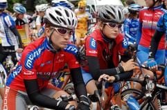 Überschattet vom tödlichen Trainingsunfall der Australierin Amy Gillett am 18.07.2005 beginnt am Mittwoch (20.07.2005) im thüringischen Zeulenroda die 18. Internationale Thüringen-Rundfahrt der Frauen. Als Zeichen der Trauer tragen die Rennfahrerinnen, die zum Start Aufstellung genommen haben, schwarze Schleifen, wie hier Desiree Schaler (l.) und Katharina Blum vom Team Stuttgart. (Foto: dpa)
