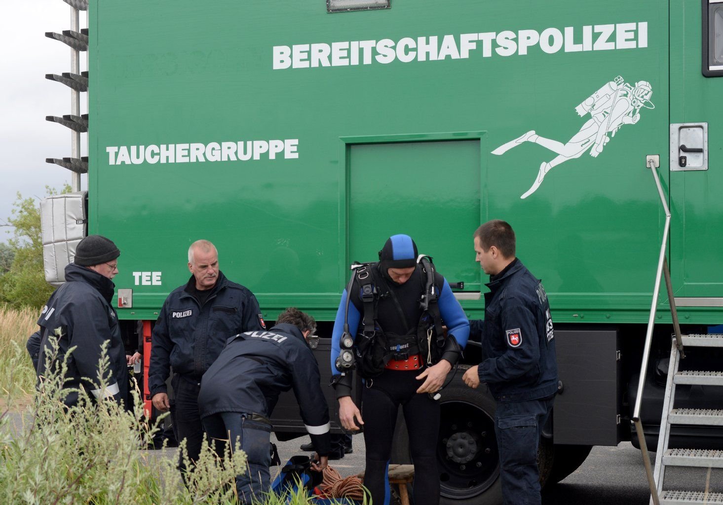 Taucher der Bereitschaftspolizei vor ihrem Tauch-Einsatz in der Elbe.