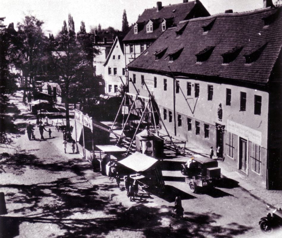 Hinter der Fassade des großen Vorderhauses von Brühl 32 mit seiner „Leckarsch“-Figur befand sich die Glaserei und Holzwarenfabrik von Otto Prüfer. Die Aufnahme entstand während einer Brühl-Kirmes.