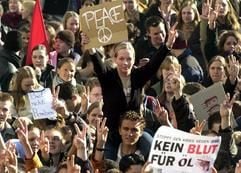 Mit Plakaten und Transparenten demonstrieren am Montag (24.03.2003) mehrere zehntausend Schüler in der Hamburger Innenstadt gegen den Krieg im Irak. Die Schüler sind aus Protest gegen den Irak-Krieg in den Streik getreten. (Foto: dpa)