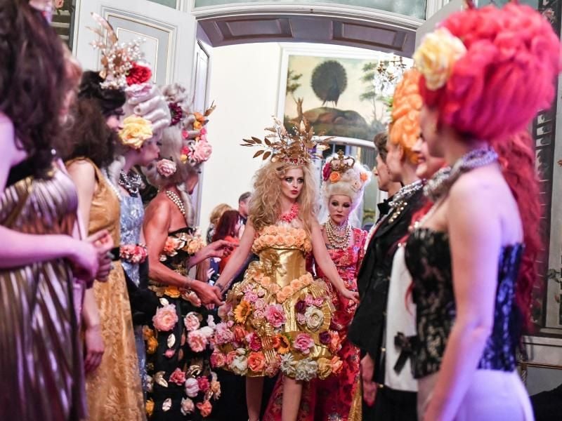 Rokoko-Perücken, Gold und viele Blumen - Harald Glööckler mag es üppig, glänzend und bunt. Foto: Jens Kalaene