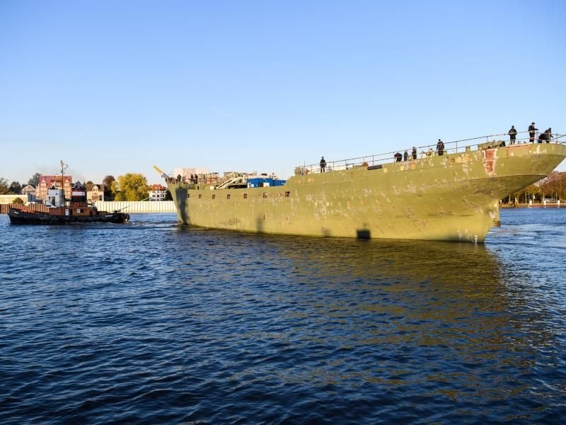 Das teilsanierte Marineschulschiff "Gorch Fock" wird zu einer Werft geschleppt. Foto: Mohssen Assanimoghaddam/dpa/Archivbild