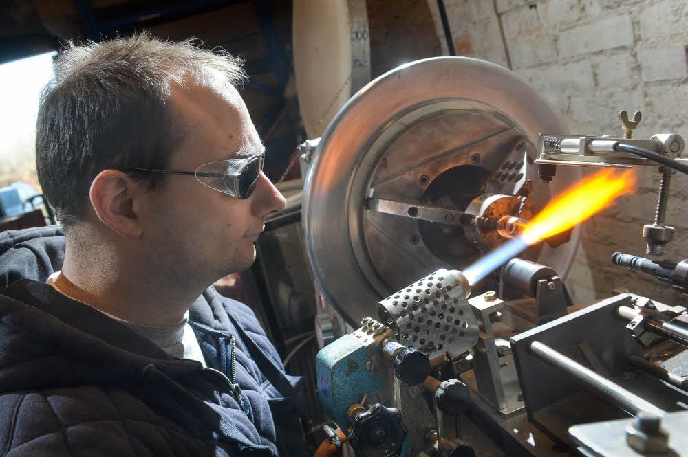 Hochkonzentriert arbeitet Gunnar Egenolff an einem Schlauchanschlussstück für eine Shisha-Pfeife.