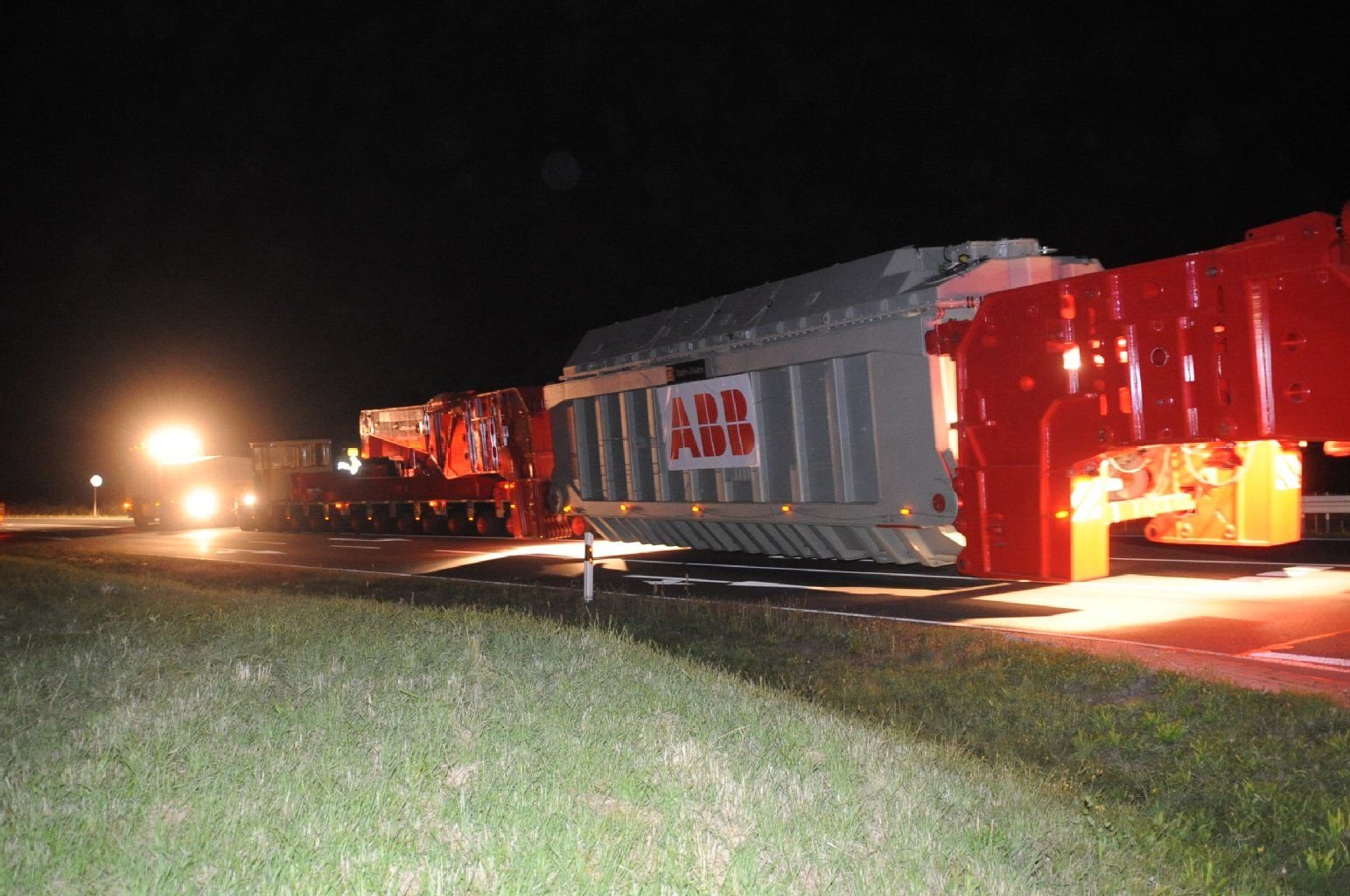 Ein Schwertransport von ABB Halle nach Aken.