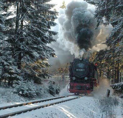 Mit der Brockenbahn geht es ohne Anstrengung hinauf auf den Brocken.