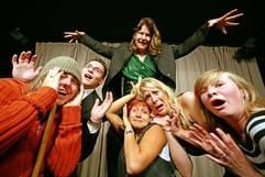 Die Leiterin des Jugendkabaretts der Leipziger Pfeffermühle, Sonya Martin (hinten M.) wacht streng über ihre Zöglinge (v. l.) Andre Bautzmann, Alexander Matthias, Josephine Raschke, Elisabeth Sonntag und Annemarie Schmidt, aufgenommen während einer Probe am 25.05.2007 in Leipzig. (Foto: dpa)