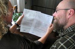 Das Ehepaar Doris und Werner A. liest in ihrer Wohnung in der Nähe von Kempten einen Brief der vermeintlichen Detektei «Bullman & Petersen» aus Berlin, die mit Nachforschungen wegen vermeintlicher Untreue wirbt. (Foto: ddp)