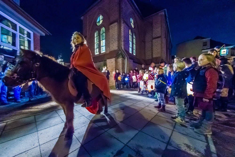 Vor der katholischen Kirche gab es Martinshörnchen.