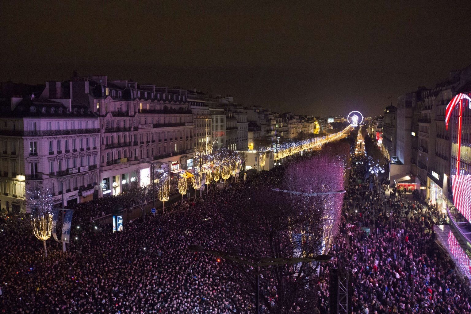 Trotz Terrorangst versammelten sich die Menschen auf den Champs-Elysees, um ins neue Jahr zu feiern.
