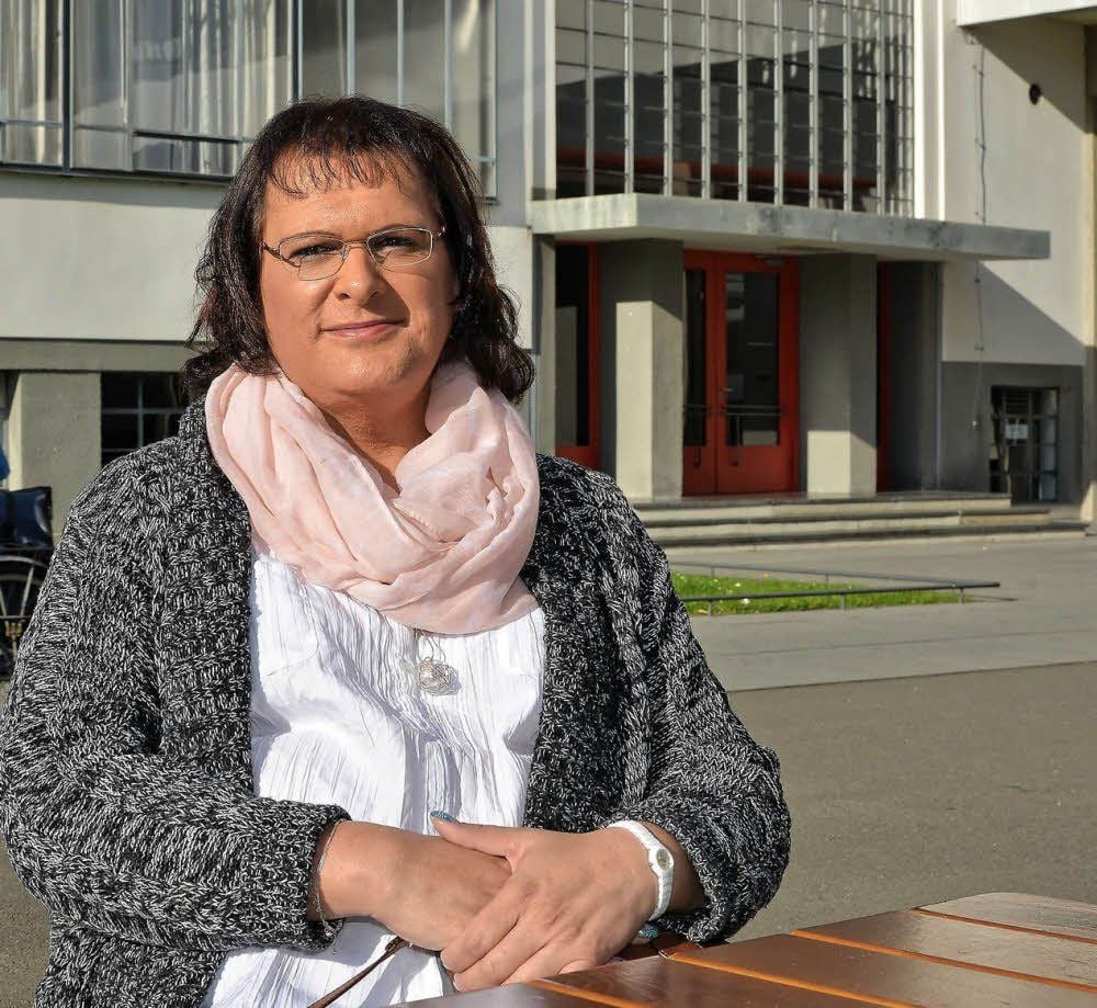 Jenny B., die bis vor einem halben Jahr als Jens im Personenstandsregister eingetragen war, streitet sich mit ihrer Krankenkasse um eine Operation, die für ihre Zukunft als Frau nötig ist.