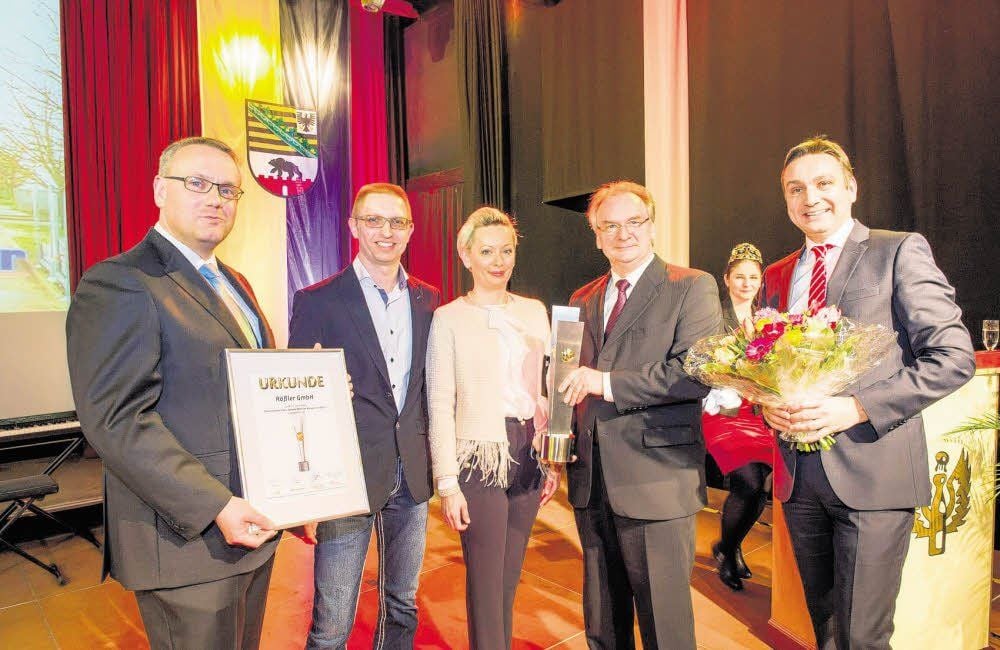 Guido und Anja Rößler (2. u. 3. v. l.) nehmen von Mario Kerner (r.), Götz Ulrich (l.) und Reiner Haseloff den Unternehmerpreis des Landkreises entgegen.
