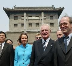 Bundespräsident Johannes Rau und seine Frau Christina stehen am Mittwoch (10.09.2003) vor dem Südtor der Stadtmauer von Xi Áan in China. Das deutsche Staatsoberhaupt hält sich zu einem siebentägigen Besuch in China auf. Rechts der deutsche Botschafter in China, Joachim Broudre-Gröger. (Foto: dpa)