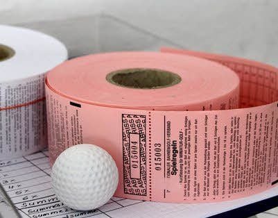Alles klar: Das Zubehör auf der Minigolf-Anlage in Edersleben steht bereit und wartet auf Nutzer.