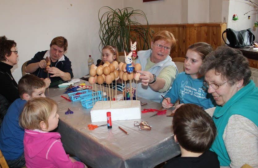 So soll der Osterhase am Ende aussehen. Caritas-Mitarbeiterin Ingrid Thomann erklärt den Bastelfreunden ihre Aufgabe.