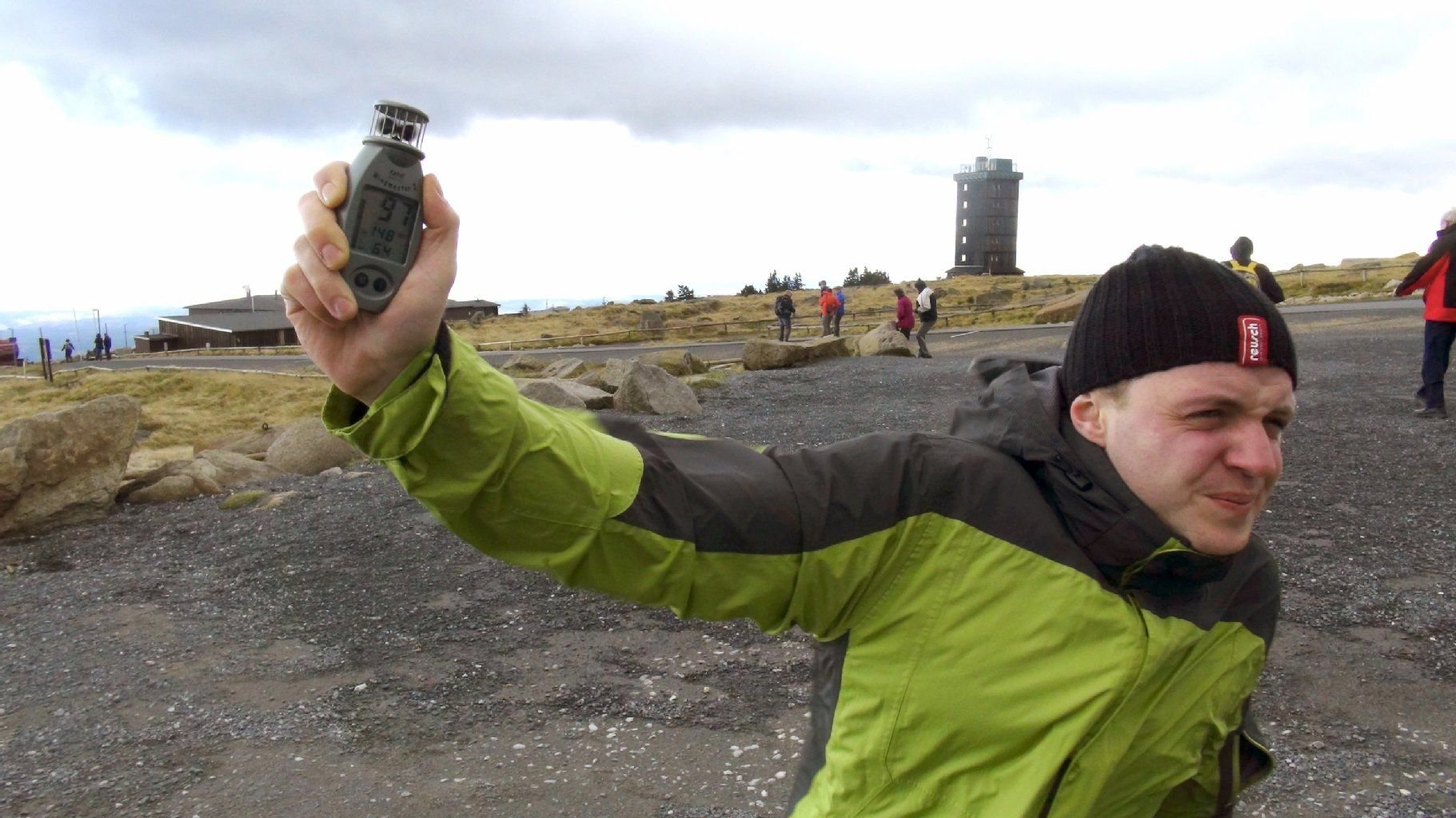 Sturmjäger Wanja Wiese hält am Montag auf dem Brocken bei Schierke ein Windmesser, der eine Windgeschwindigkeit von 148 kmh zeigt.