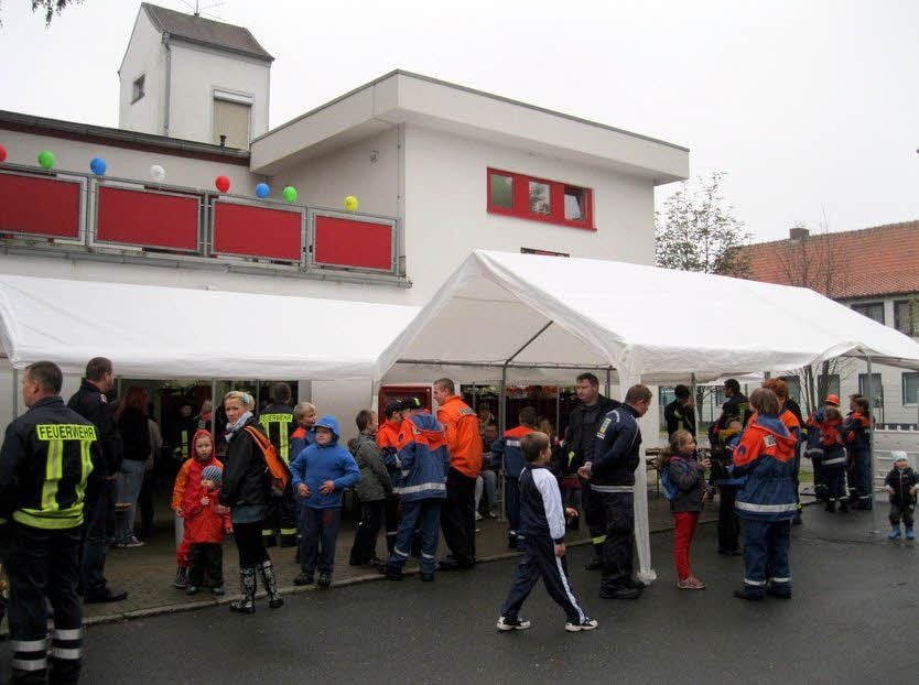 Trotz schlechten Wetters ist am Nachterstedter Feuerwehrdepot viel los.