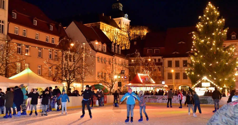 Besuchermagnet schon am ersten Tag: die große Eislaufbahn mitten auf dem Weihnachtsmarkt in Weißenfels.