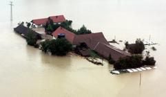 Die Luftaufnahme vom Dienstag (23. August 2005) zeigt einen Bauernhof bei Krugzell (Kreis Oberallgäu), der vom Hochwasser der Iller umgeben ist. (Foto: dpa)