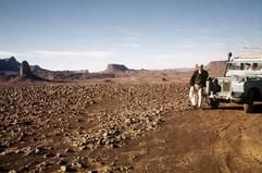 Ein Touristenführer steht neben einem geländegängigen Fahrzeug in der algerischen Wüste. Fünf Deutsche sind in Algerien wegen Diebstahlsarchäologischer Funde zu drei Monaten Haft verurteilt worden. (Foto: dpa)