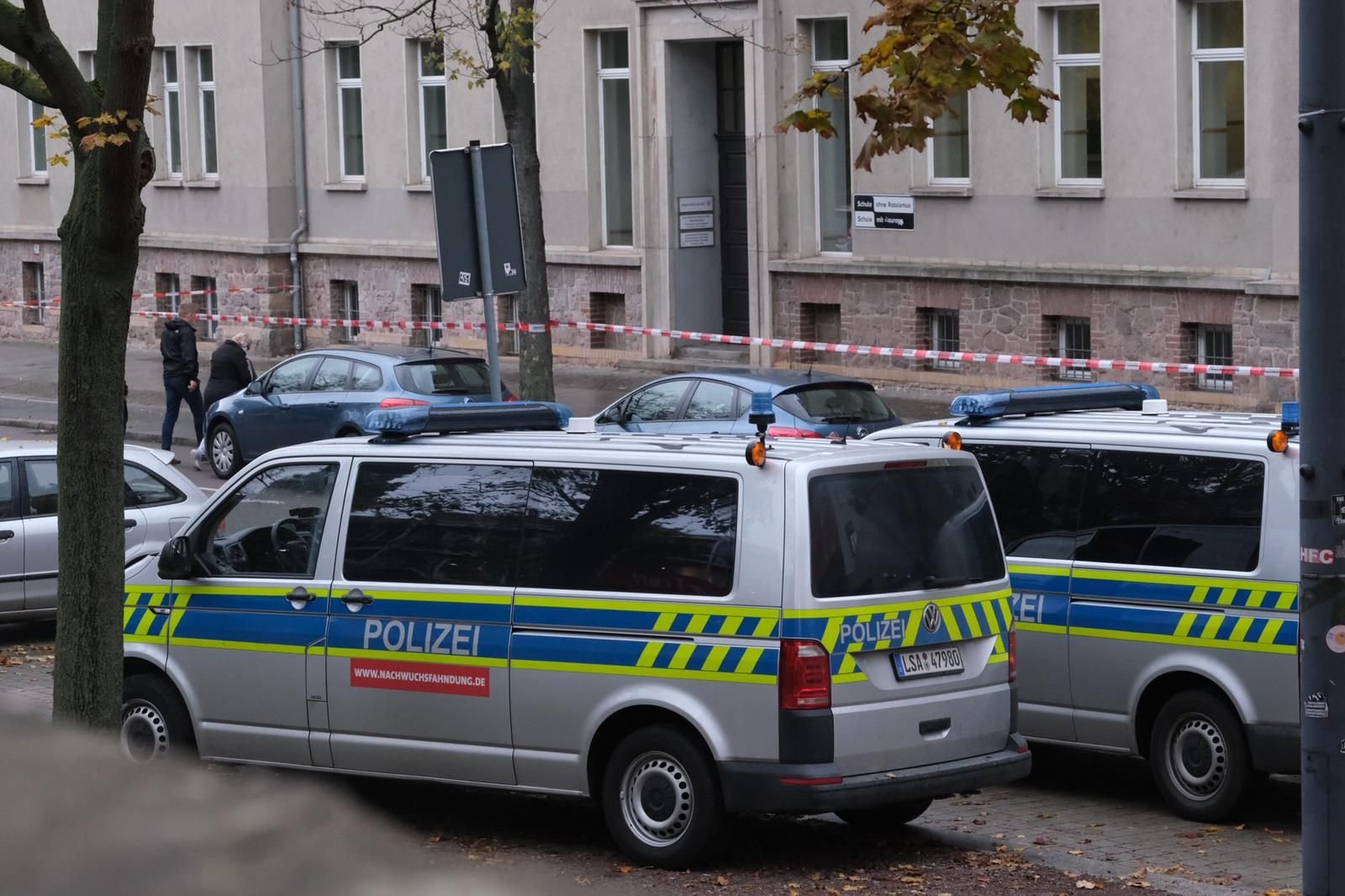 Polizeifahrzeuge vor der List-Schule in Halle