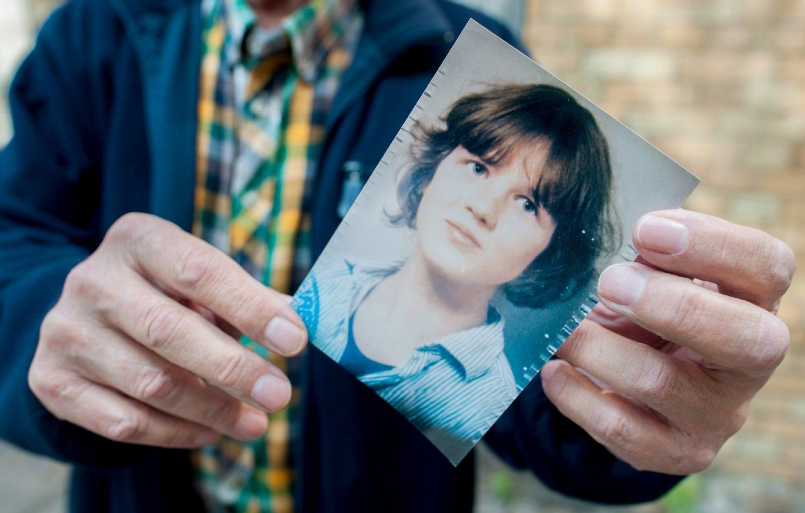 Hans von Möhlmann hält ein Foto seiner 1981 ermordeten Tochter Frederike in den Händen.