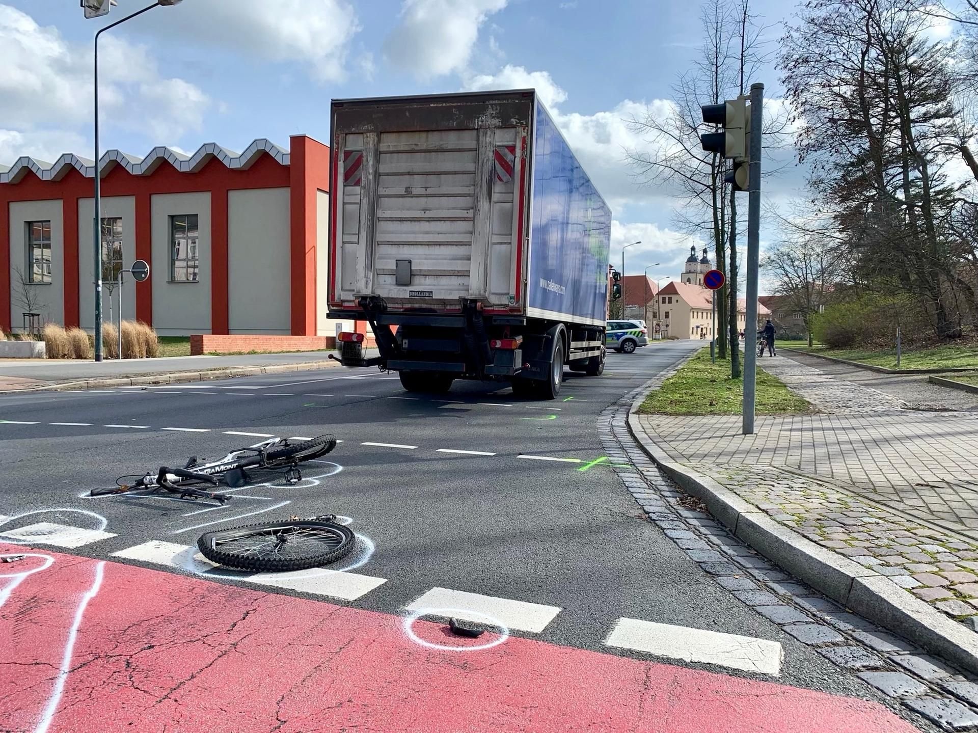 Bei dem Unfall an der Juristenstraße/Berliner Straße in Wittenberg wurde ein Mann schwer verletzt.