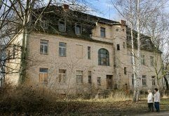 Am ehemaligen Schloss Köchstedt in Teutschenthal (Sachsen-Anhalt) gehen zwei Frauen entlang. Das Schloss soll angeblich eine muslimische Begegnungsstätte werden. (Foto: dpa)