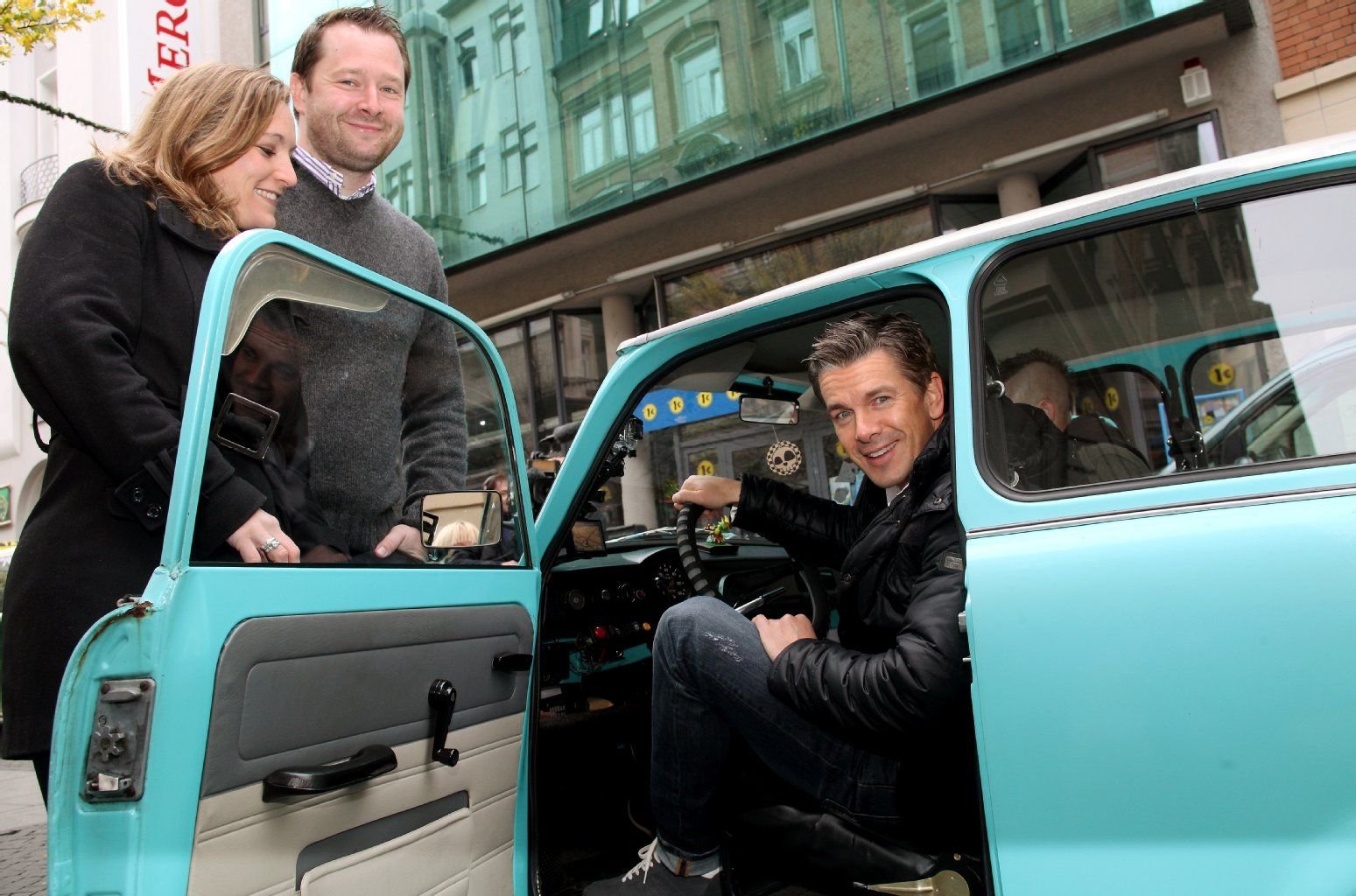 "Wetten,dass.. ?"-Moderator Markus Lanz (rechts) hat das Gewinnerpärchen im Trabi nach Magdeburg gebracht.