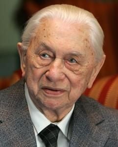 Während der Feier zu seinem 96. Geburtstag sitzt der Olympiasieger aus der deutschen 12-Kampf-Turnermannschaft von 1936, Walter Steffens, am Sonntag (26.12.2004) in einem Hotel in Barnstorf (Kreis Diepholz). Steffens ist der einzige noch lebende Turner aus der legendären deutschen Gold-Riege, die bei den Olympischen Spielen 1936 in Berlin den Mannschaftssieg erkämpfte. (Foto: dpa)