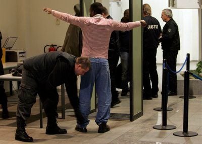 Justizbeamte durchsuchen am 08.12.08 am Landgericht in Dessau-Roßlau vor dem Prozessbeginn um den in Polizeigewahrsam gestorbenen Asylbewerber Oury Jalloh im Gerichtssaal einen Besucher. (FOTO: DDP)