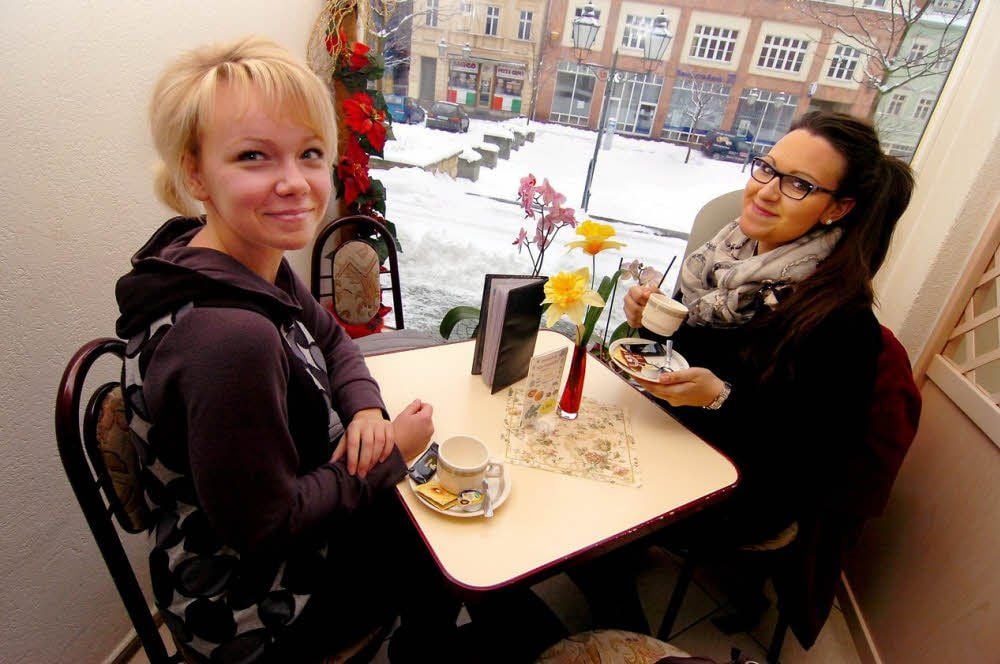 Auch Cindy Meyer (links) und Vanessa Enzmann treffen sich im Millenium zum gemütlichen Plausch.