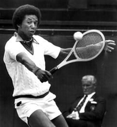 Das Archivbild vom 03.07.1975 zeigt den amerikanischen Tennisspieler Arthur Ashe im Halbfinale von Wimbledon. Am 06.02.1993 war die Tennislegende an einer durch AIDS ausgelösten Lungenentzündung in einer New Yorker Klinik gestorben. Mit dem Virus hatte er sich bei einer Herzoperation 1983 infiziert. 1988 erfuhr Ash von seiner Krankheit, hielt sie aber bis 1992 geheim: "Ich war nicht bereit alles fallen zu lassen, um Amerikas zweitbekanntester heterosexueller Patient zu werden." Der Basketball-Star Magic Johnson hatte 1991 seine AIDS-Erkrankung bekannt gegeben. Ashe gewann 1970 als erster afroamerikanischer Tennisspieler die US Open. (Foto: dpa)