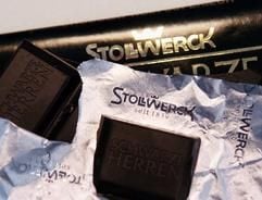 Schokoladenstücke liegen am Freitag (10.09.2004) in Düsseldorf auf der Verpackung. Der Schokoladenhersteller Stollwerck schließt seine Produktion mit 150 Arbeitsplätzen am Traditionsstandort Köln. Die Hauptverwaltung mit 250 Stellen bleibe aber in der Domstadt erhalten, sagte ein Stollwerck-Sprecher am Freitag (10.09.). (Foto: dpa)