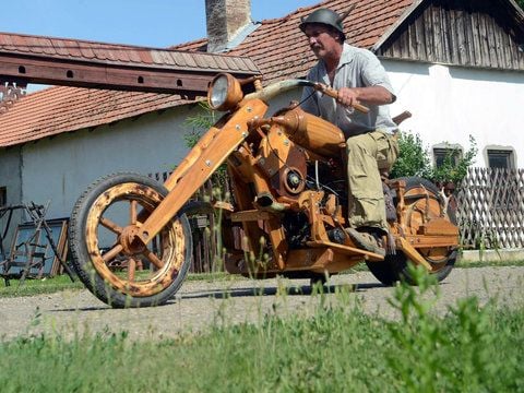 Zwei Jahre lang hat Istvan Puskas an seinem hölzernen Chopper gezimmert. (FOTO: DAPD)