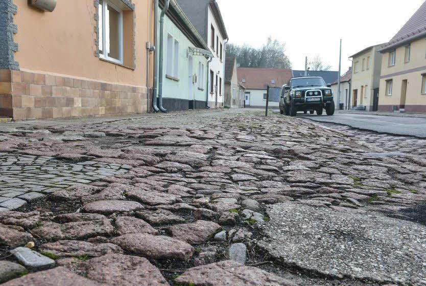 So sieht der Fußweg in der Jahnstraße aus. Mit Rollstuhl oder Rollator kommt man hier kaum vorwärts.