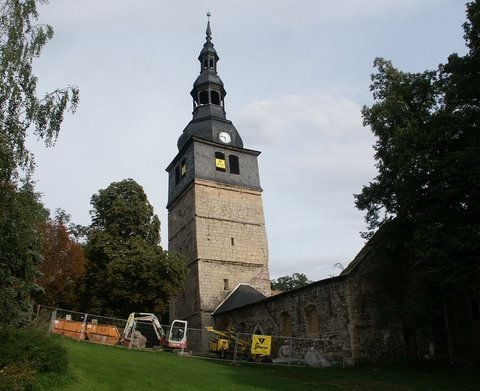 Der schiefe Turm der Oberkirche in Bad Frankenhausen (FOTO: DPA)