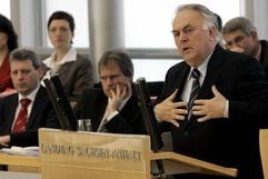 Sachsen-Anhalts Ministerpräsident Wolfgang Böhmer (CDU, r.) spricht am Donnerstag im Landtag von Sachsen-Anhalt in Magdeburg während einer aktuellen Stunde. (Foto: ddp)