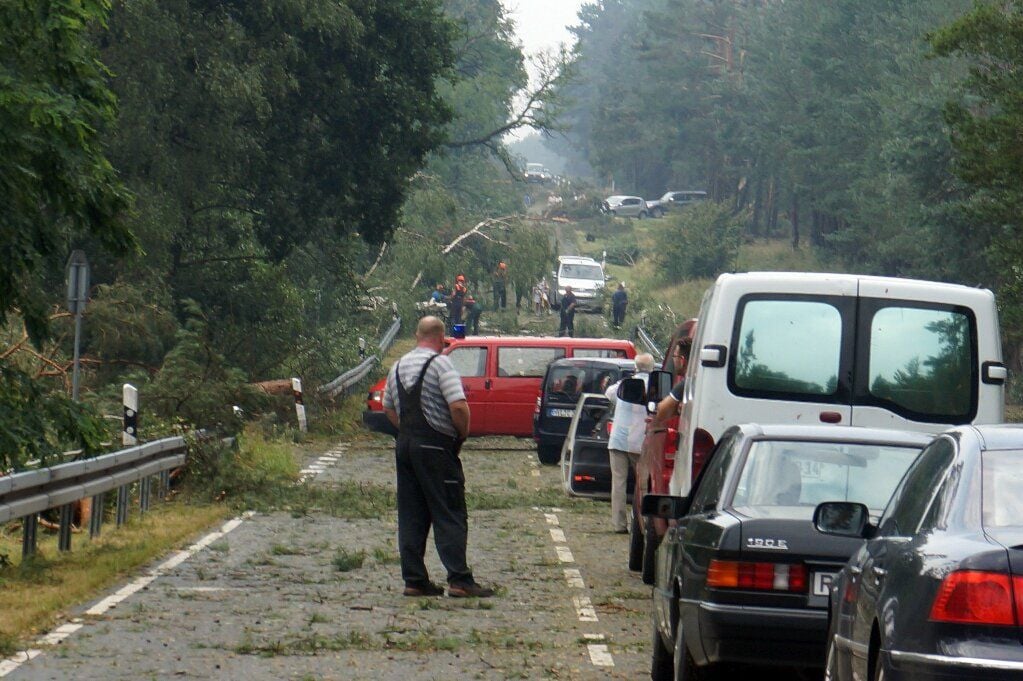 Fahrzeuge stehen am 15.08.2015 auf einer Straße bei Rathenow (Brandenburg) vor einer Absperrung mit Baumarbeiten.