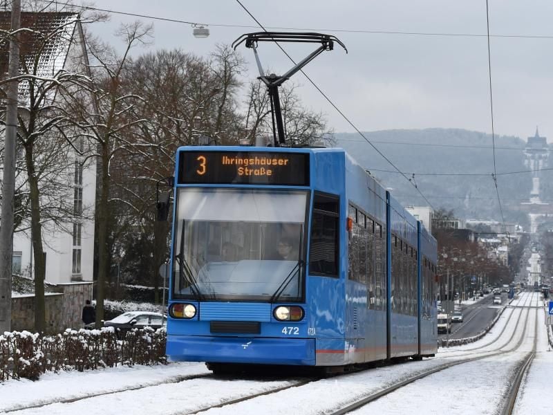 Eine Straßenbahn fährt über die Wilhelmshöher Allee. Foto: Uwe Zucchi