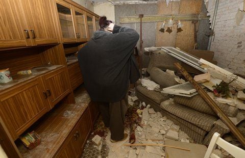 Eine Freundin von Christel Steffin steht in Rägelin im Wohnzimmer des zerstörten Hauses. (FOTO: DAPD)