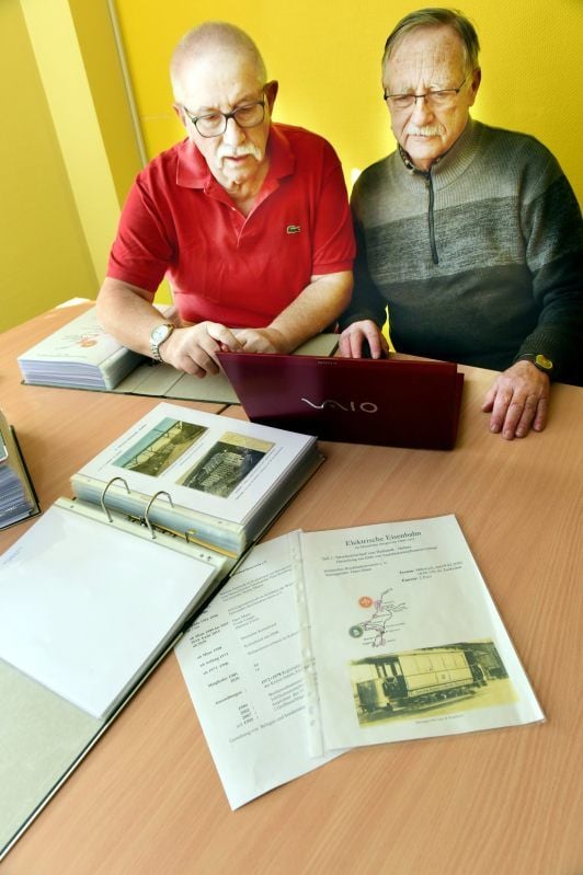 Hans Mann (links) und Hartmut Freier laden zum Vortrag zur Kleinbahn.
