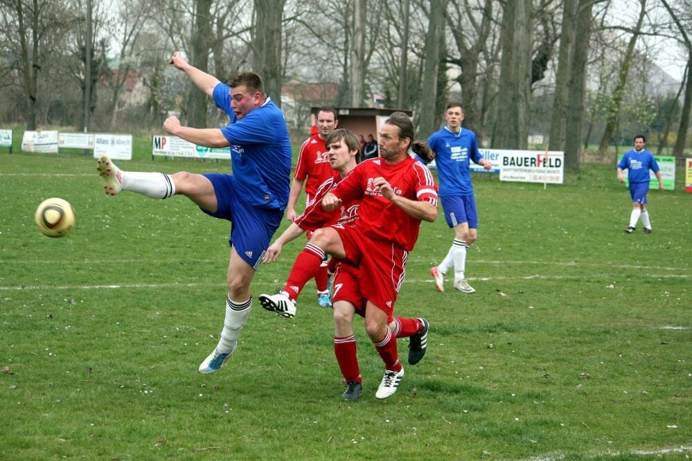 Die Elf von Südharz Hayn (rot im Auswärtsspiel in Niederröblingen) kickt derzeit in der Kreisklasse.